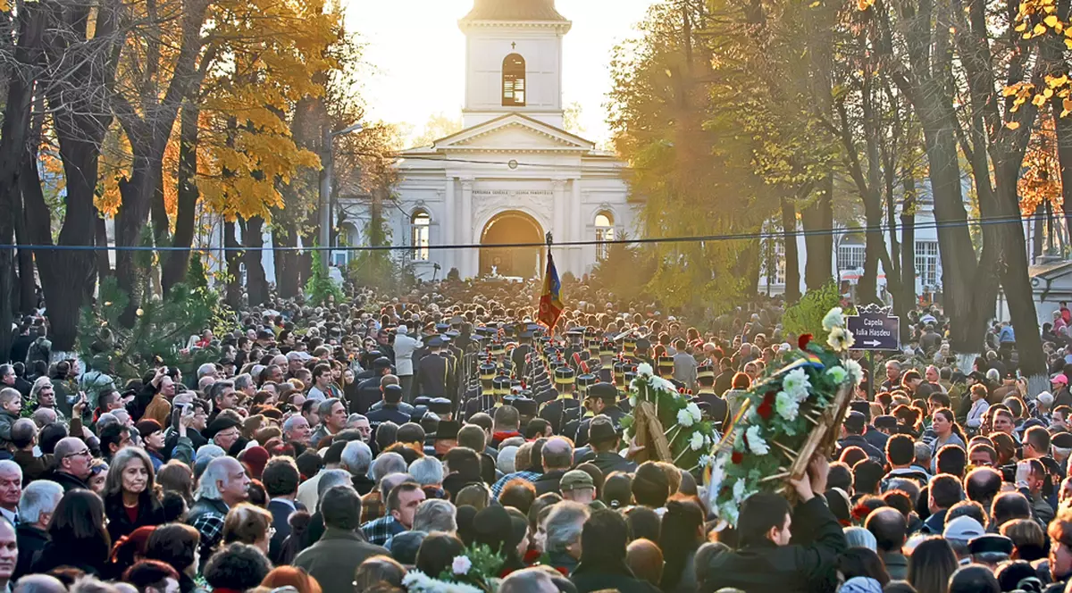Poetul Adrian Păunescu a fost înmormântat în aplauzele a mii de români | Adio, maestre!