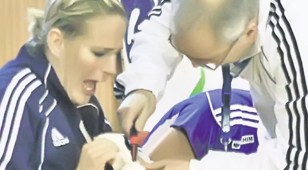 Portăriţa echipei Oltchim Rm. Vâlcea, Paula Ungureanu a jucat cu un deget rupt