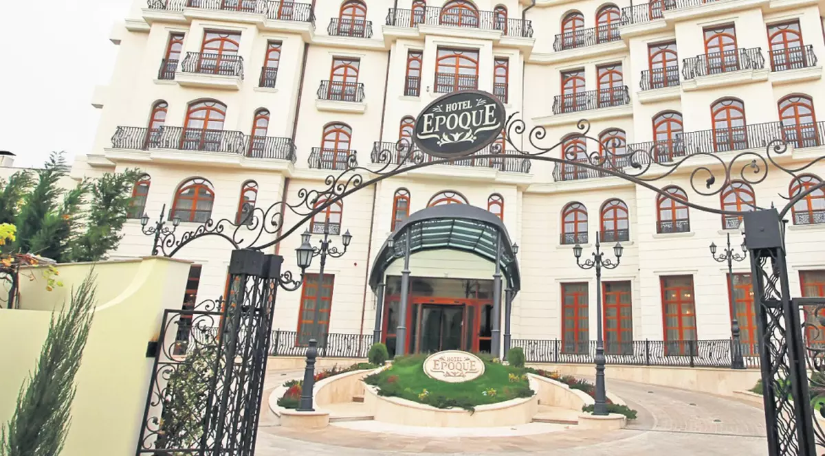 Hotel şi teren de cricket de 15.000.000 €