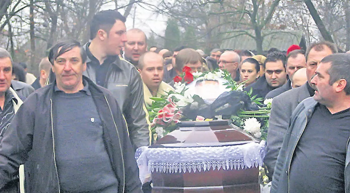 Înmormântare de vedetă pentru interlopul ucis la Piatra Neamţ: 1.000 de oameni, 200 de poliţişti, 6 preoţi