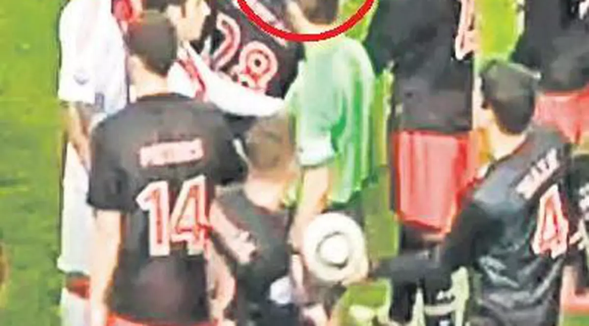 Luis Suarez, căpitanul lui Ajax, şi-a muşcat adversarul 