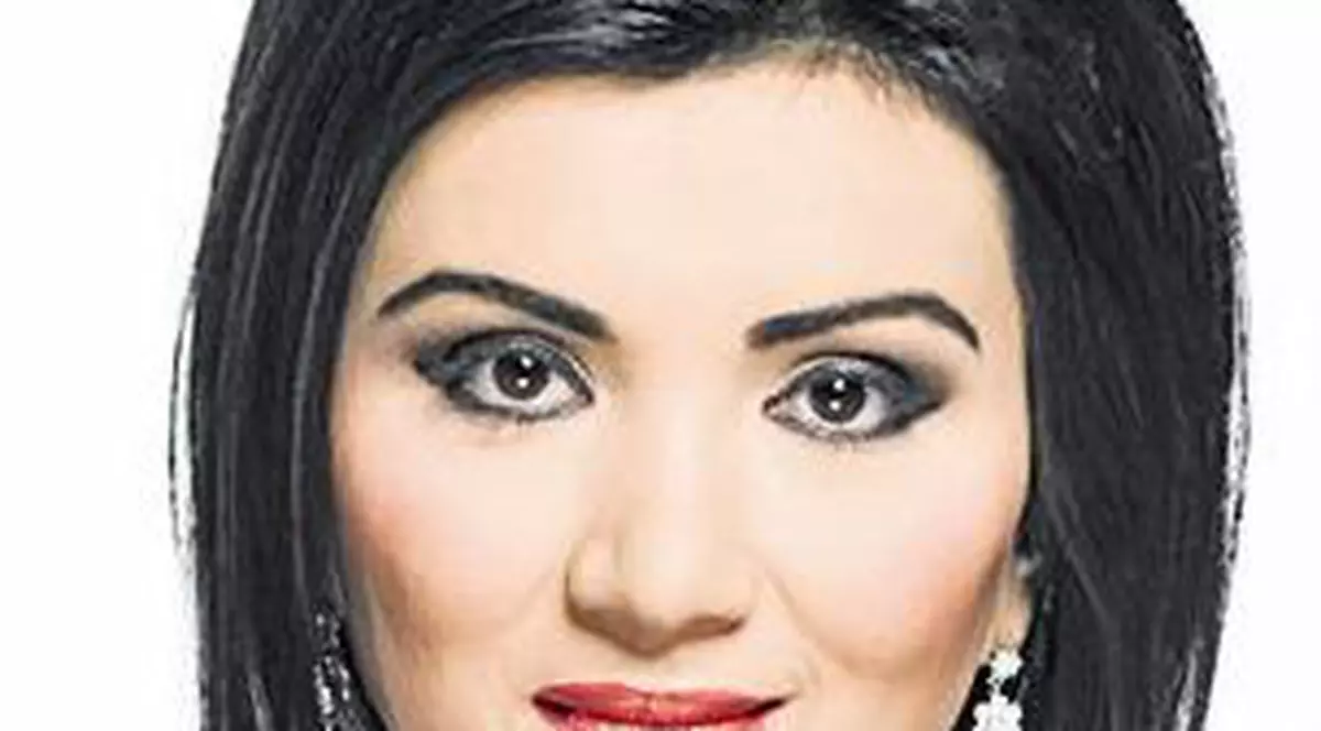 Bahmu o caută pe Mona, dansatoarea de la Taraf TV abia ieşită de după gratii: "Avem treabă, hai la muncă!"