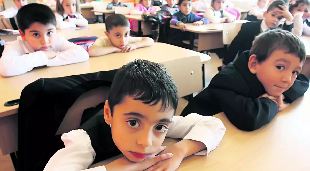 Copiii nu merg la şcoală... părinţii nu primesc bani de la stat