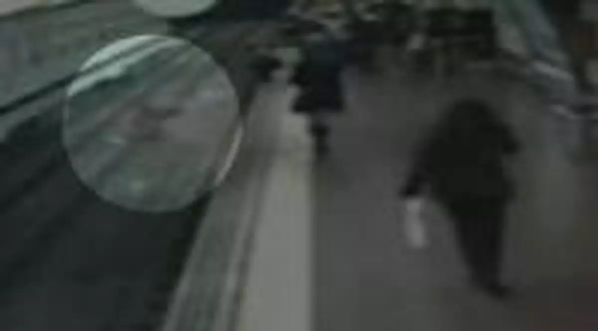 Video | Un bărbat a fost salvat în ultima clipă, din faţa trenului