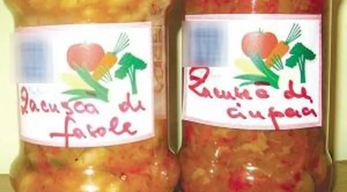 Zacuscă şi palincă scoase la licitaţie, în scop caritabil