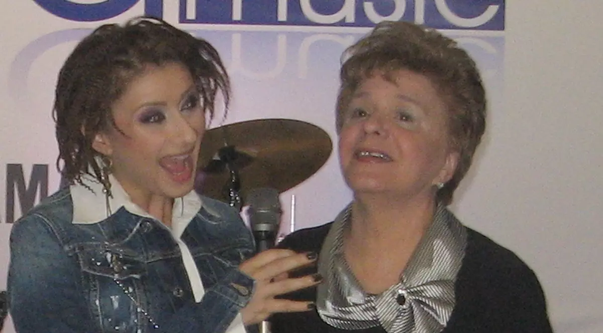 Ionela şi Ana Maria Prodan lansează un CD şi o carte pentru copii 