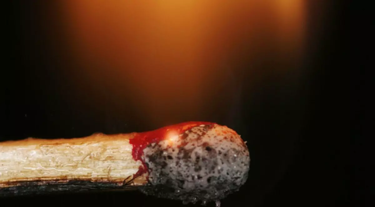 Doi români, stropiţi cu un lichid inflamabil şi apoi incendiaţi, în Franţa