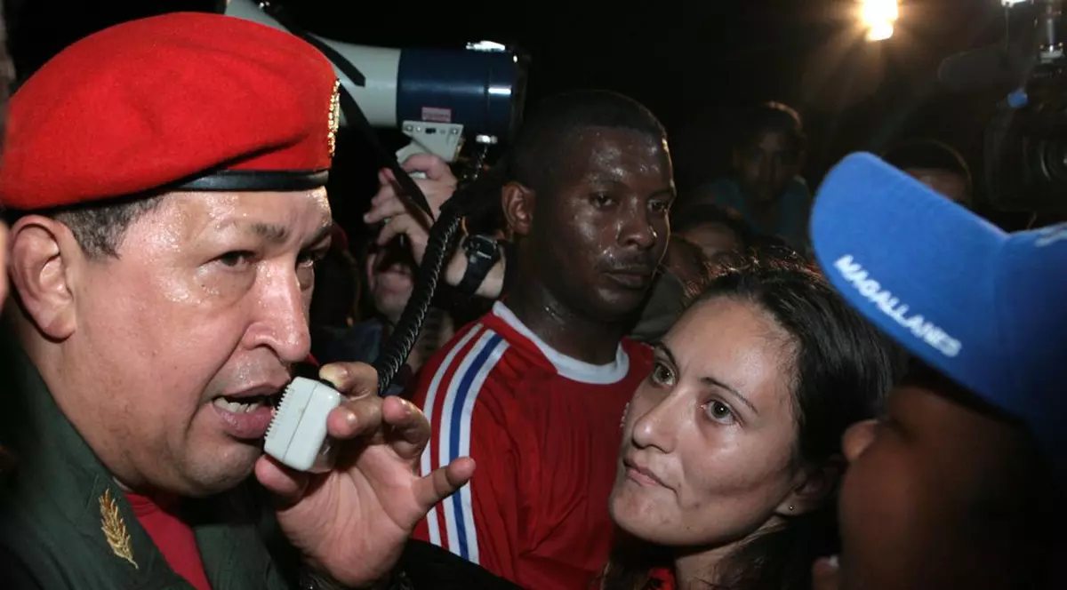 Hugo Chavez îşi mută biroul într-un cort