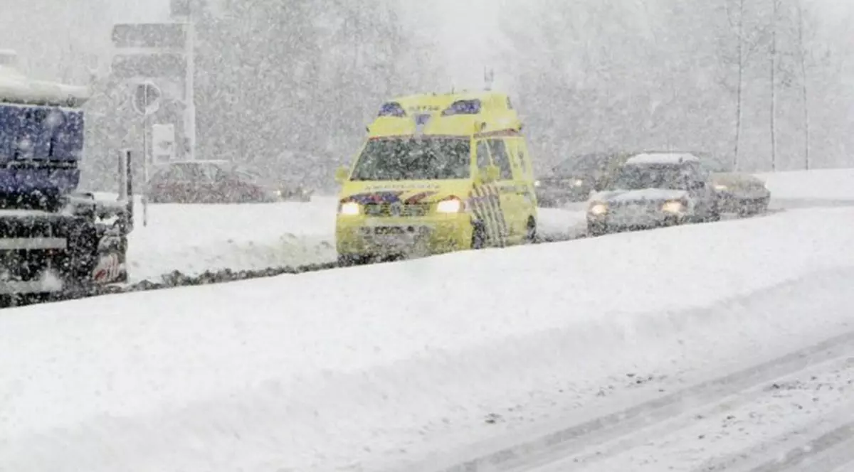 Trafic blocat pe DN7: 4 maşini s-au ciocnit din cauza ninsorii