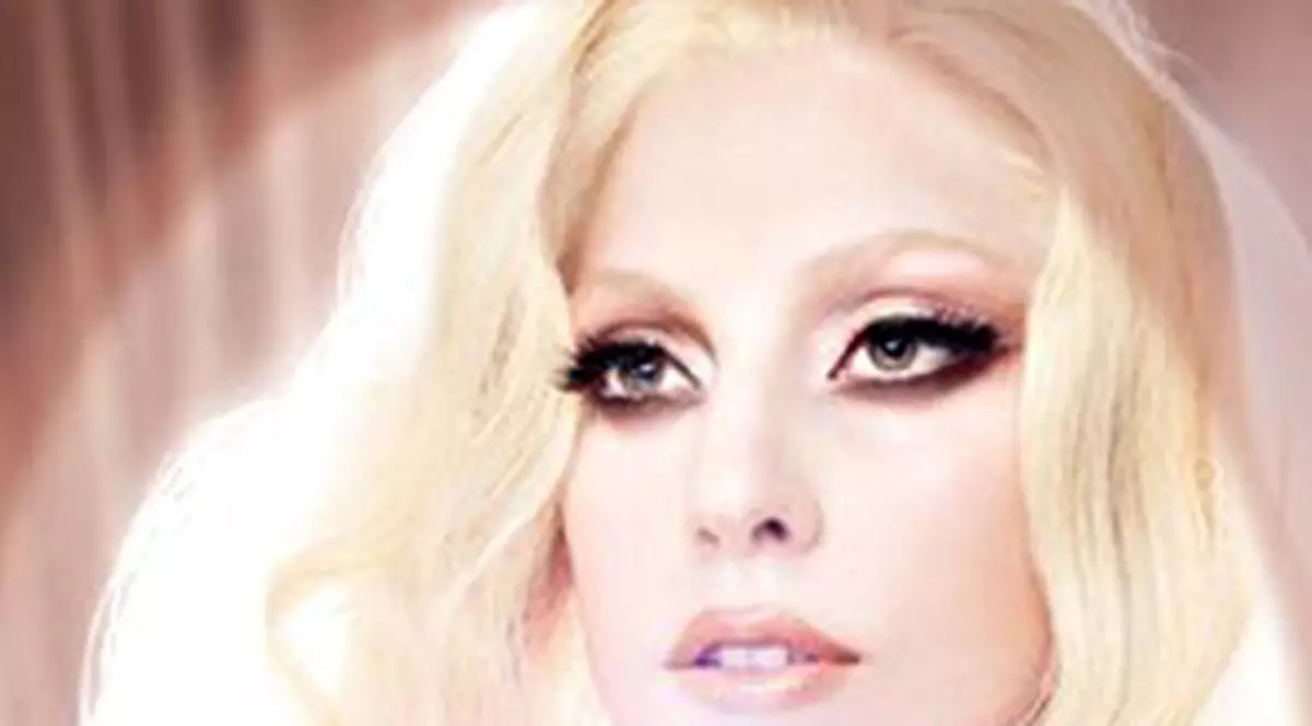 Lady Gaga arată super într-o campanie pentru cosmetice
