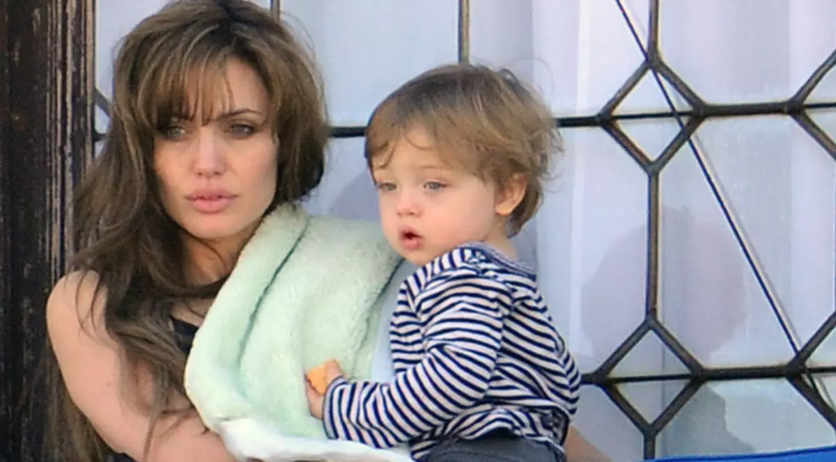 Angelina Jolie nu se poate bucura nici de un duş singură