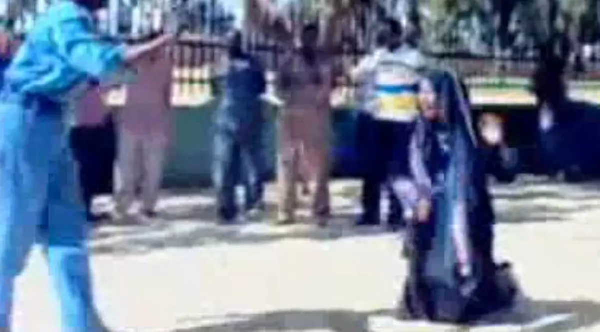 Video | O femeie a fost biciuită în public pentru că a purtat pantaloni 