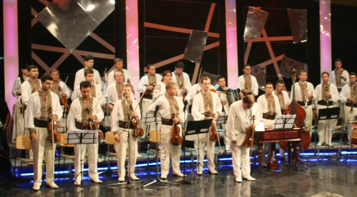 Pentru bebeluşul Iulianei Tudor a cântat o orchestră întreagă!