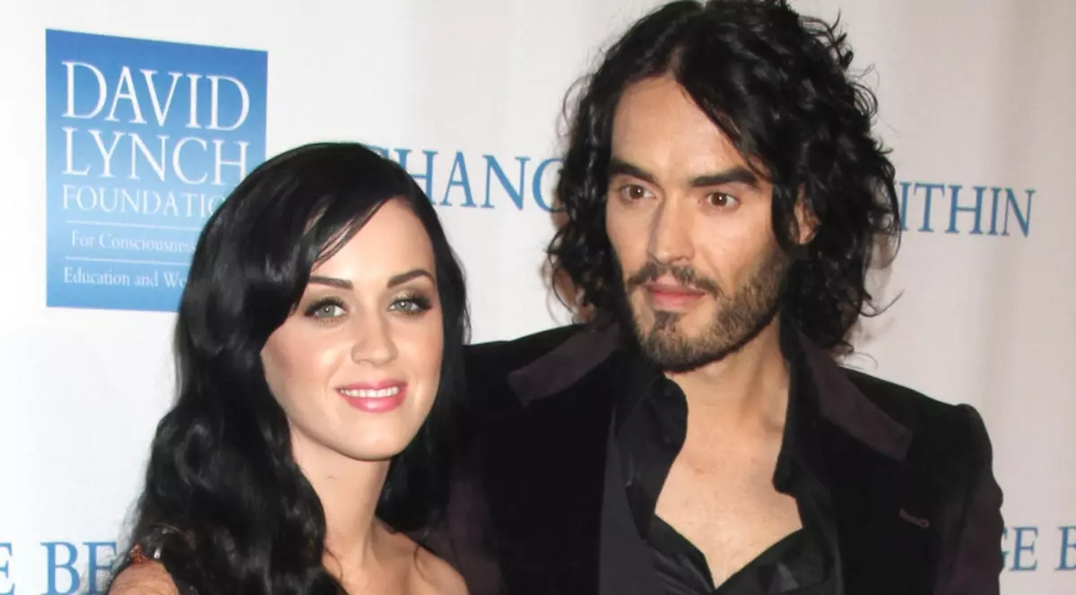 Katy Perry şi Russell Brand cumpără cadouri... pentru pisici