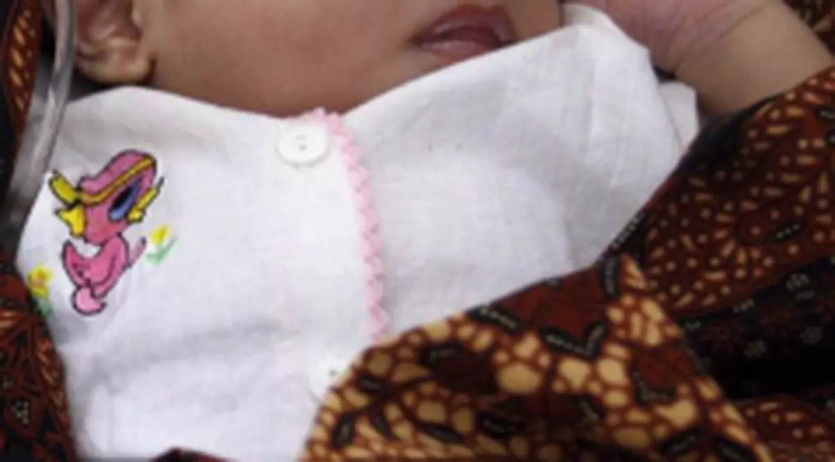Poliţiştii vasluieni anchetează moartea unui bebeluş găsit mort de mama sa