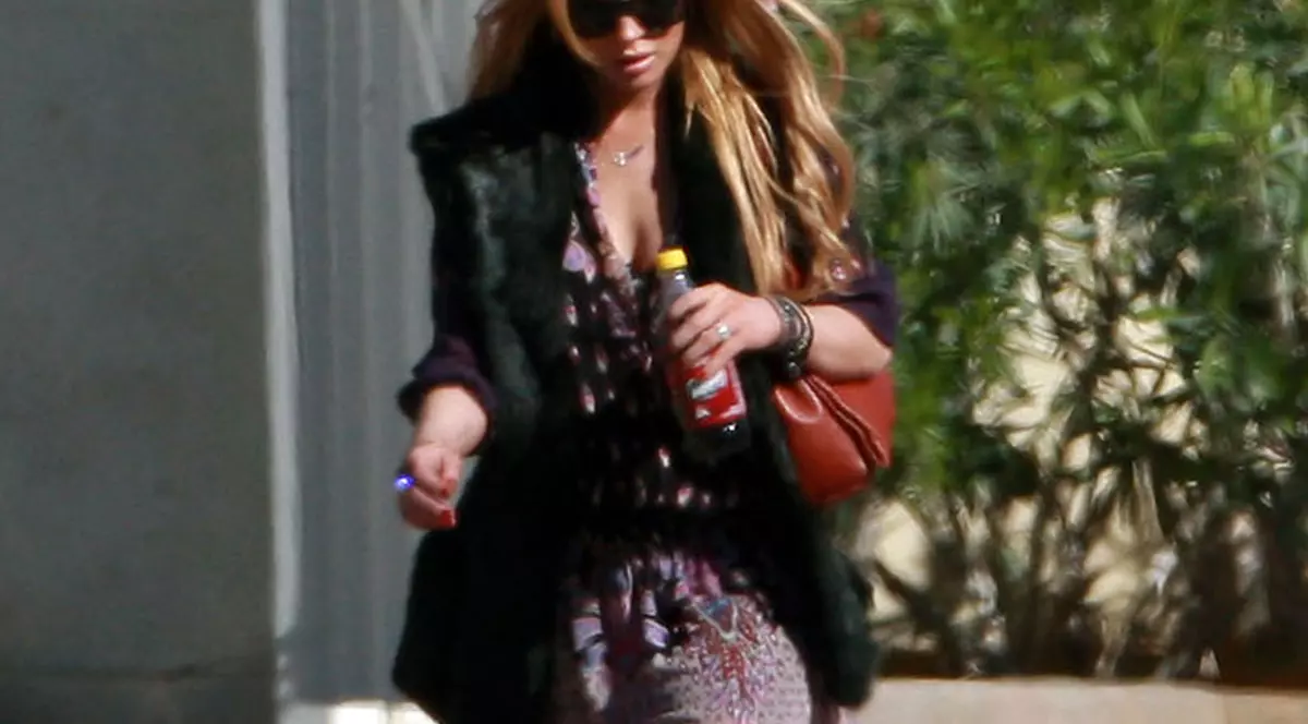 Lindsay Lohan i-a luxat mâna unei asistente de la centrul de reabilitare