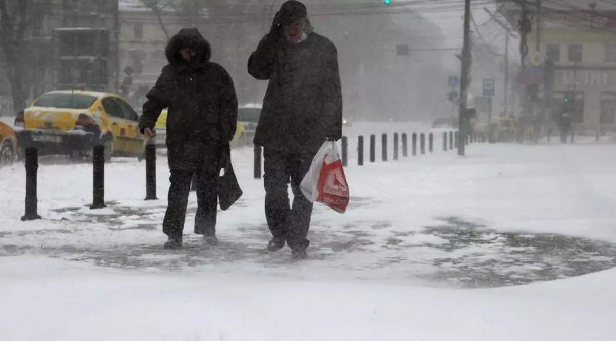 Vremea se răceşte, iar de luni încep ninsorile în Capitală