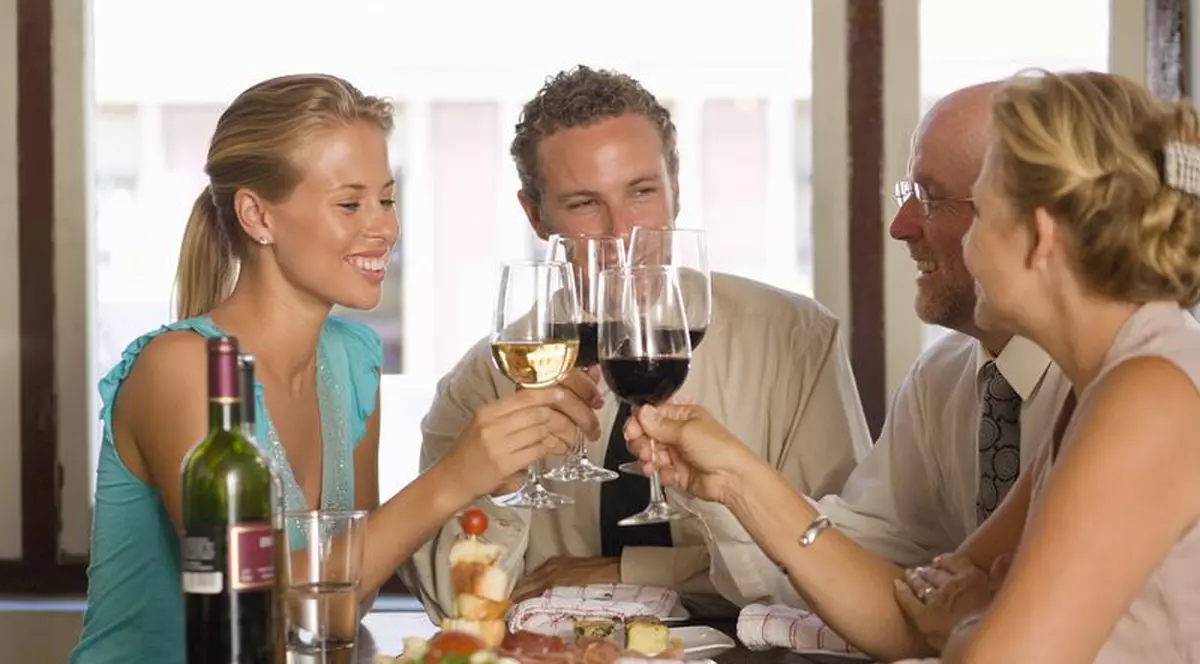 Peste 400.000 de români îşi sărbătoresc, luni, onomastica de Sfântul Ştefan