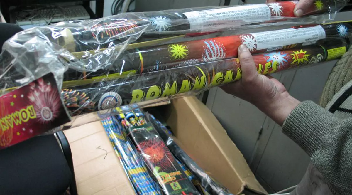 Peste 3.000.000 de petarde şi artificii, confiscate de poliţişti