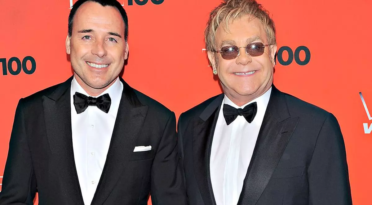 Elton John a devenit tată