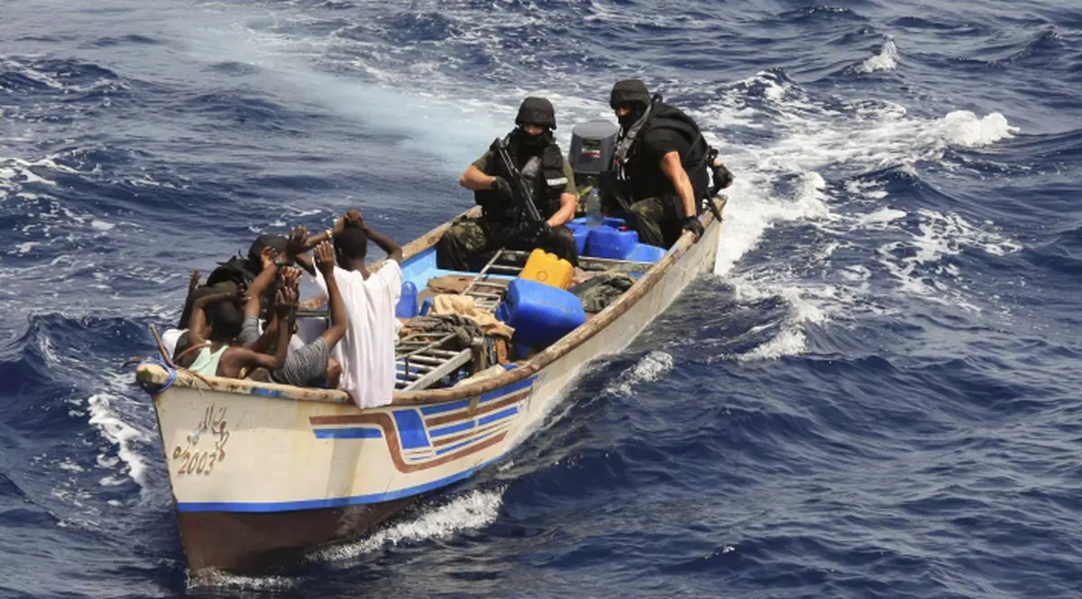 Navă capturată de somalezi: un român la bord