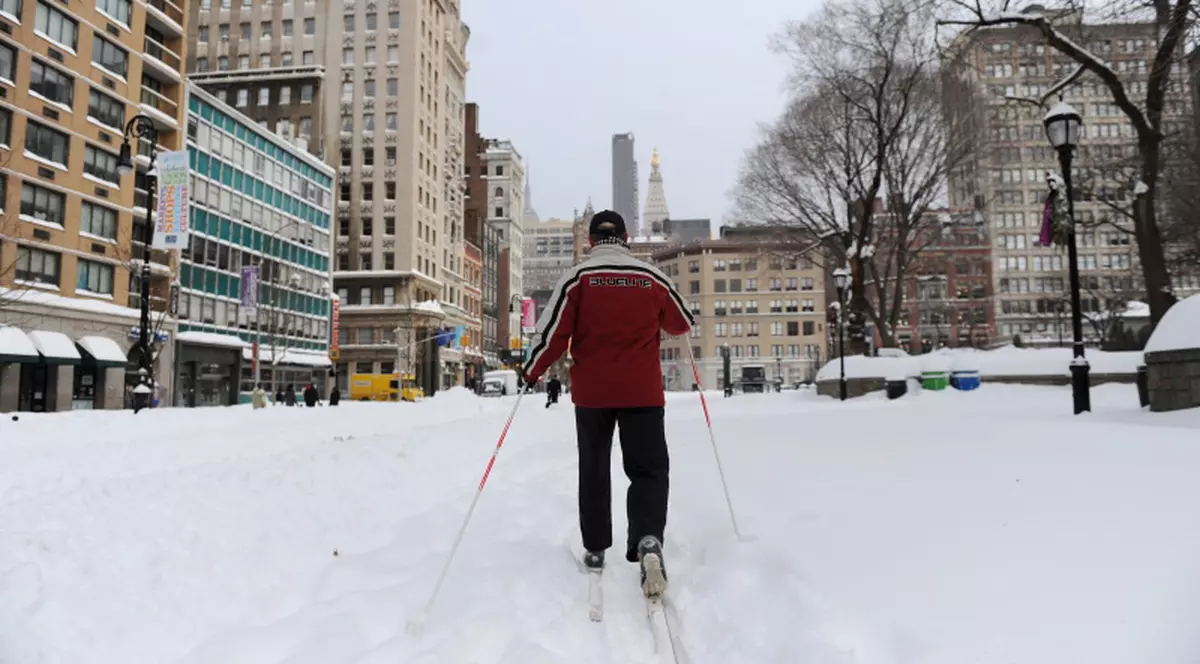 Din cauza zăpezii, americanii se plimbă cu schiurile prin New York