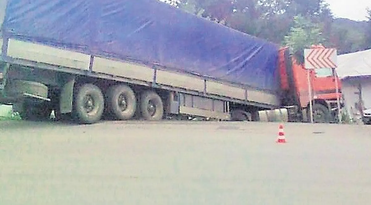 Un TIR a intrat într-un muzeu la Călugăreni