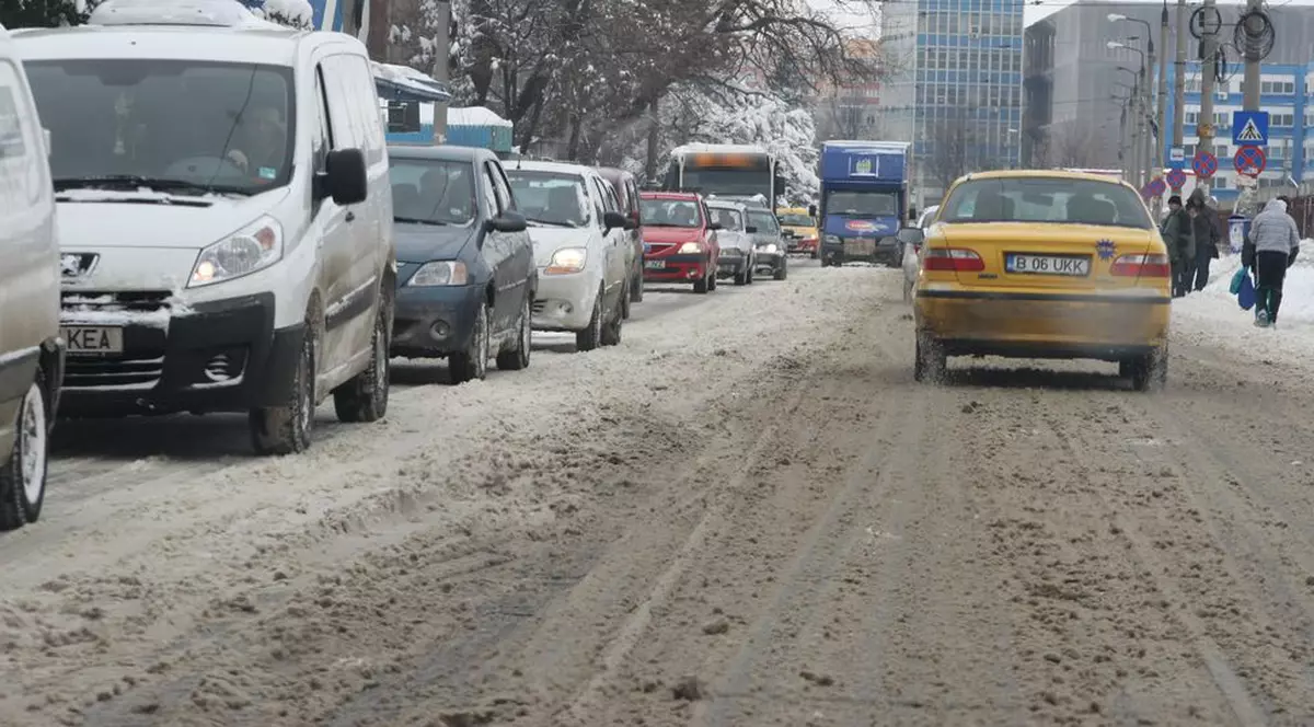 Trafic îngreunat din cauza zăpezii pe mai multe drumuri din ţară