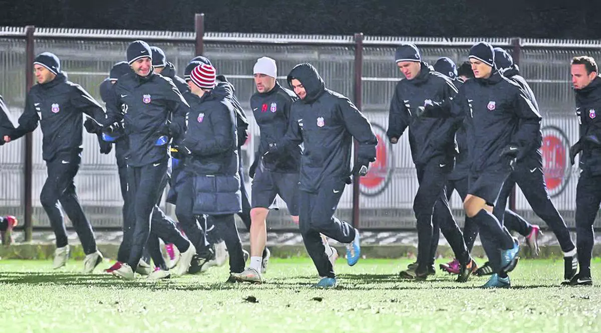 Steliştii s-au antrenat pe gheaţă pentru meciul cu Liverpool!