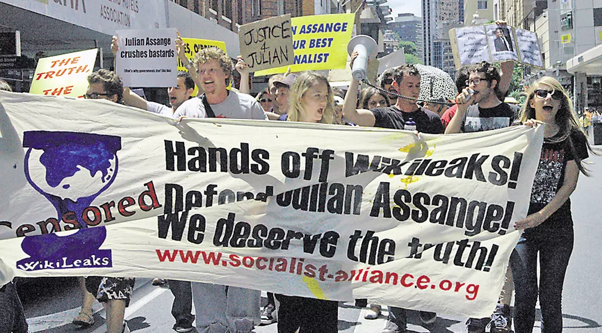 Fanii din toată lumea ai fondatorului WikiLeaks, Julian Assange, strigă: «Eliberaţi-l!»