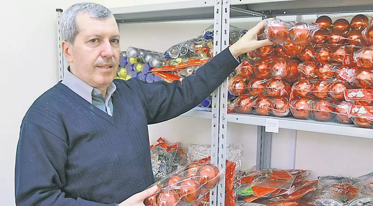 Fiscul deschide magazin cu produse confiscate: ”Patru lei un set de globuri”