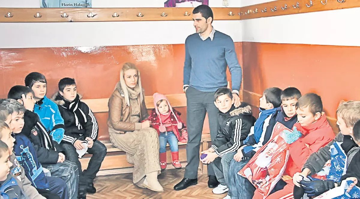Dani Coman a fost Moş Crăciun pentru micuţii de la şcoala lui de fotbal
