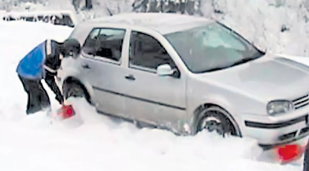 Un şofer a fost salvat de jandarmi după ce a rămas blocat cu maşina în zăpadă