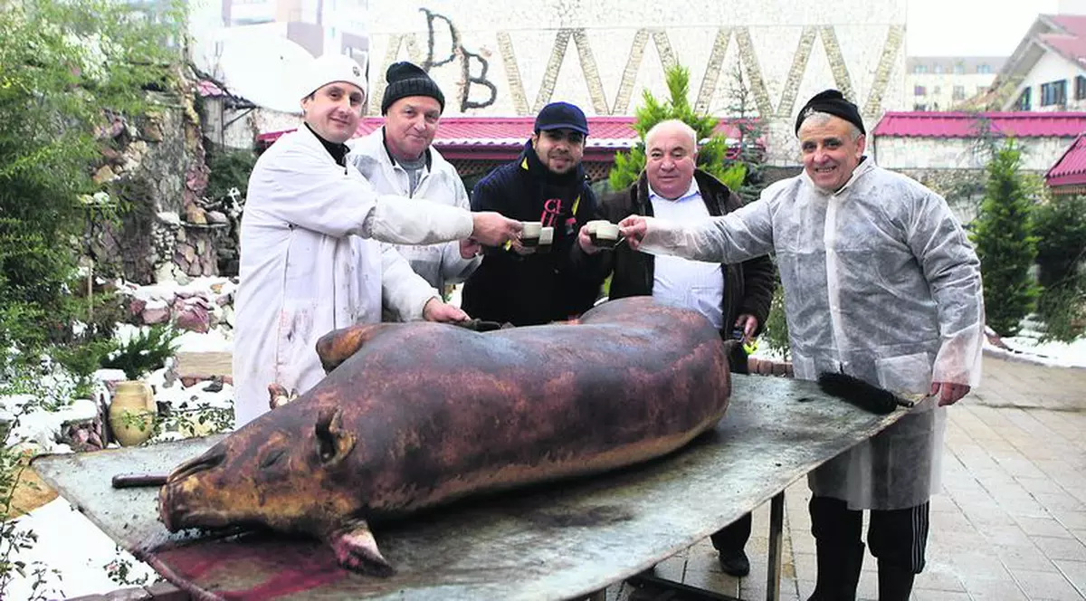 Video | Dan Bursuc a tăiat porcul în curtea vilei sale şi «a stins» şoriciul cu ţuică