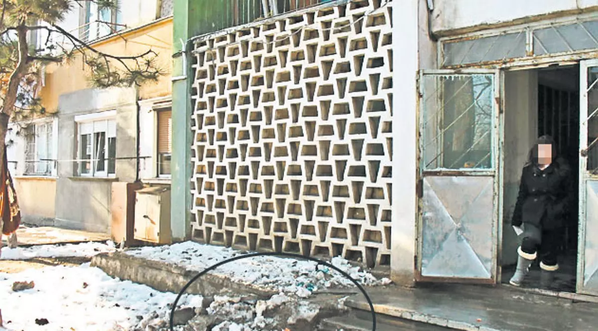 Se luptă să supravieţuiască după ce i-a căzut în cap tencuiala de pe bloc