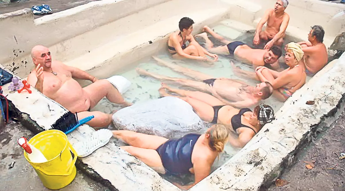 Bazinele cu apă termală de la Herculane, luatecu asalt de Crăciun | S-au mai bălăcit în plină iarnă!