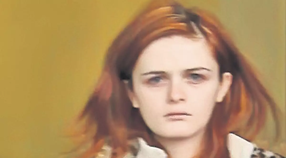 Românca ce şi-a aruncat bebeluşul pe geam şi-a crescut singură fetiţa de doi ani