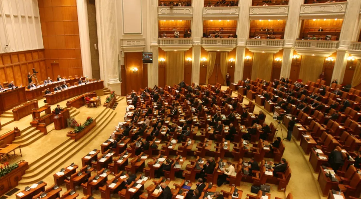 Au votat o nouă lege: Parlamentarii pot deveni avocaţi fără examen