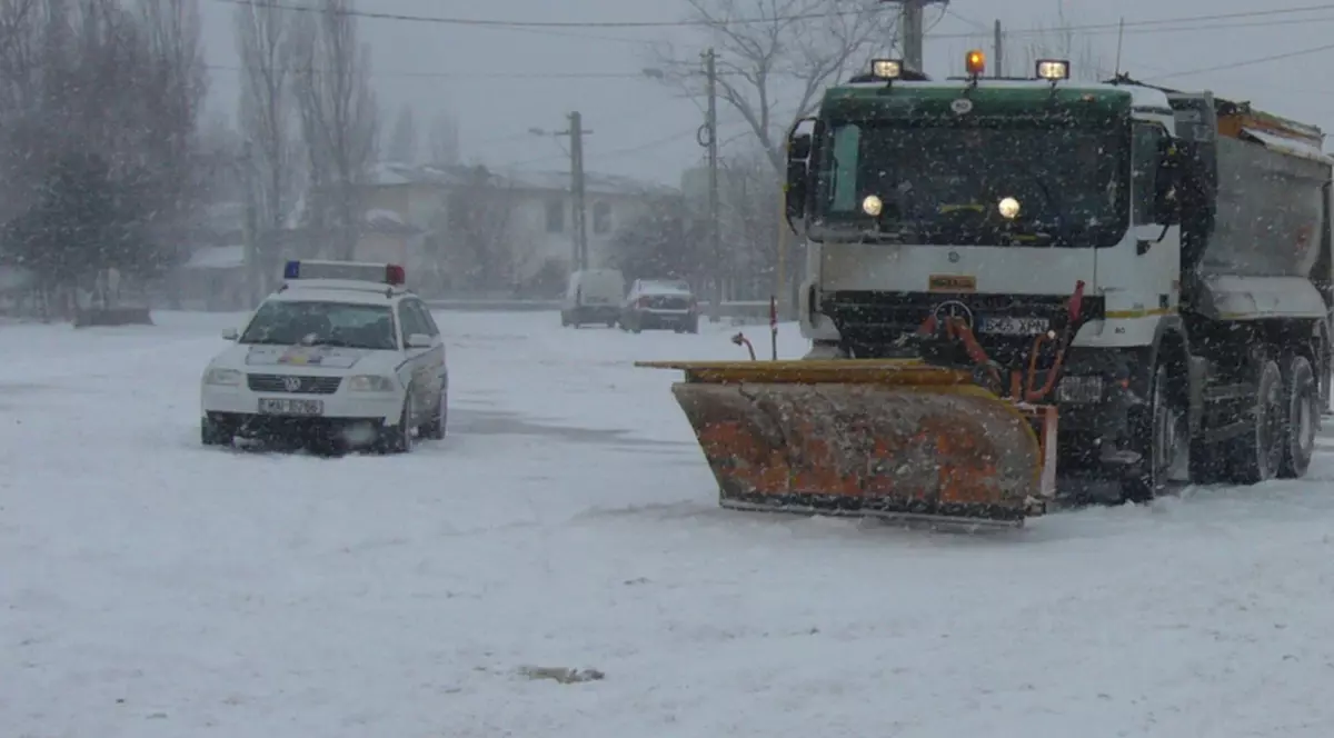 Vremea în județul Vrancea. 10 mașini au rămas înzăpezite. Ce drumuri sunt închise