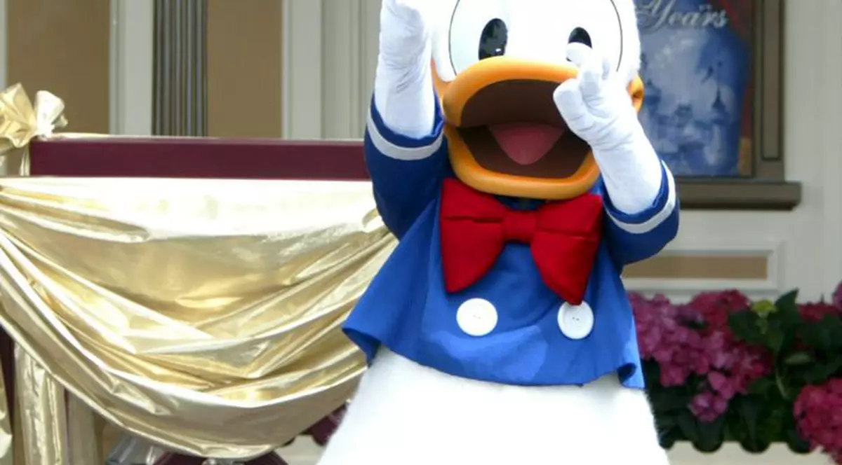 Donald Duck, acuzat că a pipăit o femeie la Disney