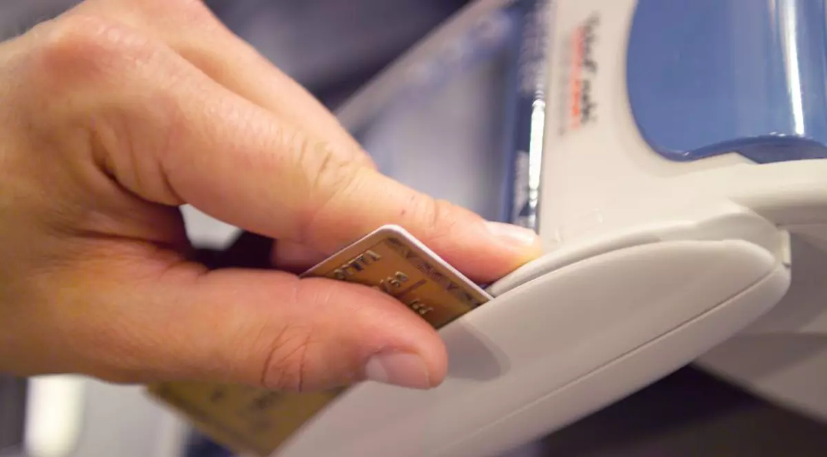 Poliţiştii au făcut percheziţii în cinci judeţe la membrii unei grupări care fura bani de pe carduri din SUA