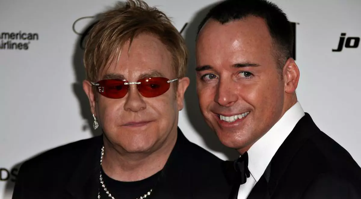 Elton John a ales ca naşi pentru copilul său un cuplu de lesbiene