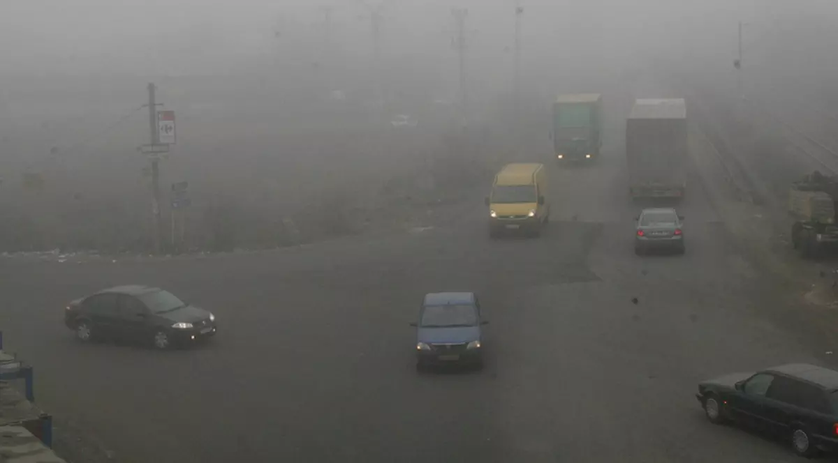 Ceaţa îngreunează circulaţia rutieră şi astăzi