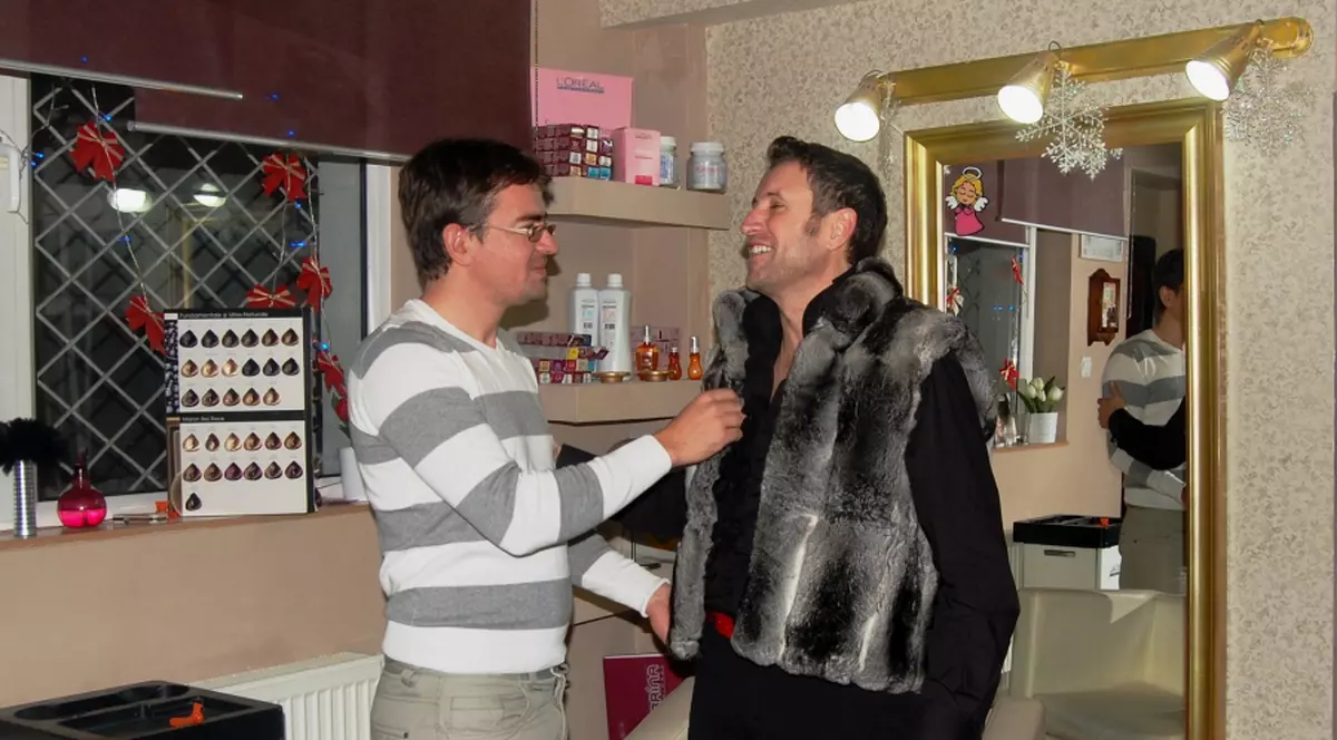 Dan Chiriac îşi prezintă colecţia de blănuri alături de Botezatu