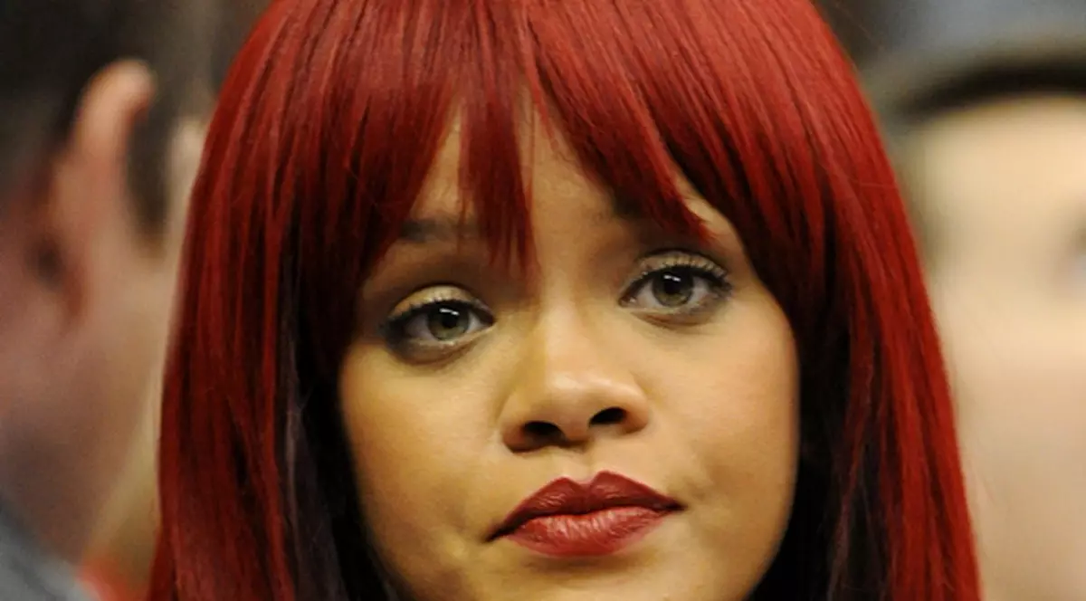 Foto | Rihanna şi-a îndreptat părul. Îi stă mai bine aşa?
