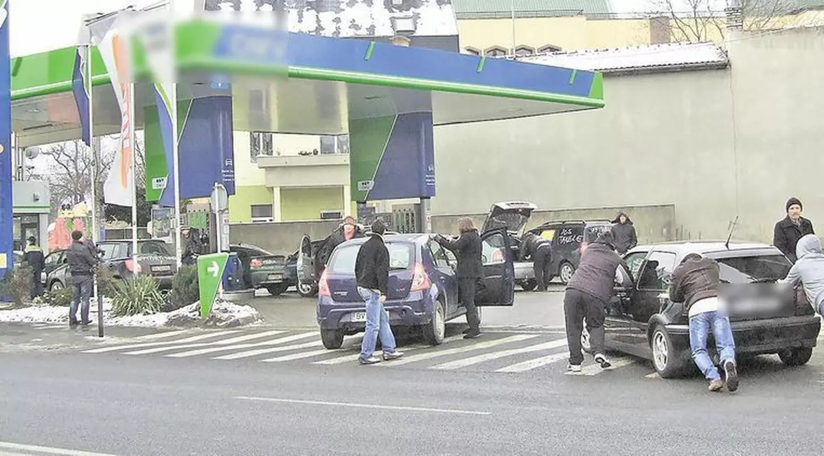 Cât ar pierde companiile petroliere dacă nimeni n-ar mai alimenta o zi 