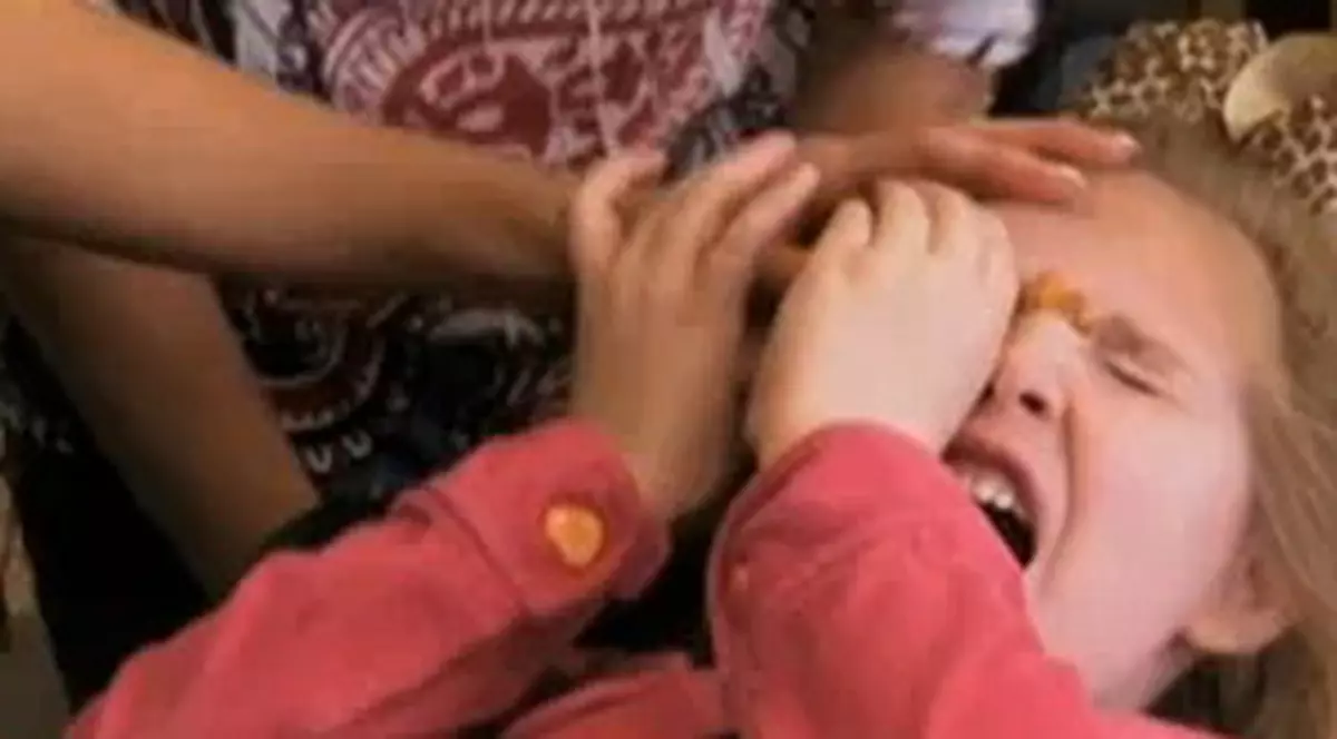 Video | O mamă îşi obligă fetiţa de cinci ani să-şi epileze sprâncenele