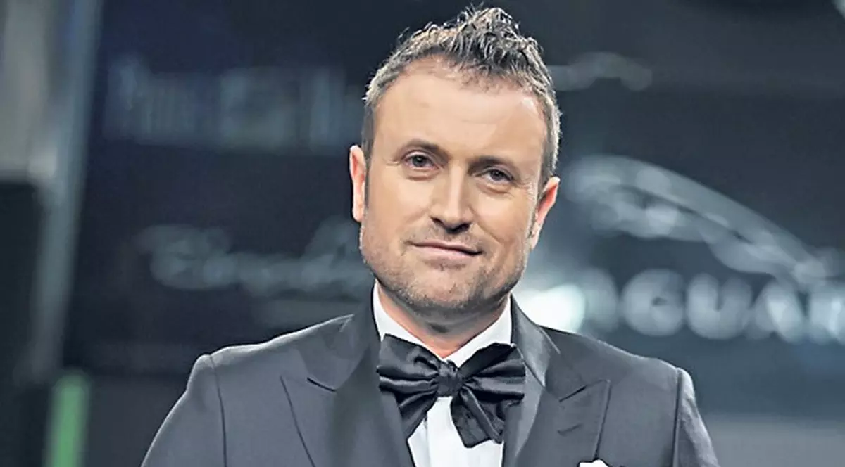 Bote îşi prezintă colecţia sub supravegherea poliţiei