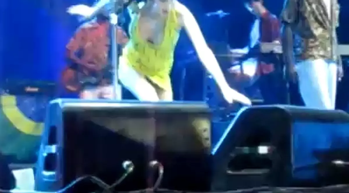 Video | Amy Winehouse a uitat versurile şi a căzut pe scenă în timpul unui concert