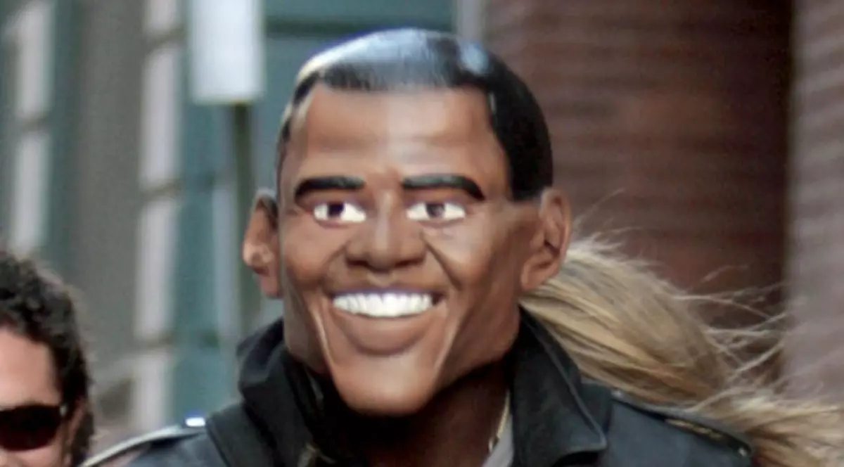 S-a mascat în Barack Obama şi a jefuit o bancă